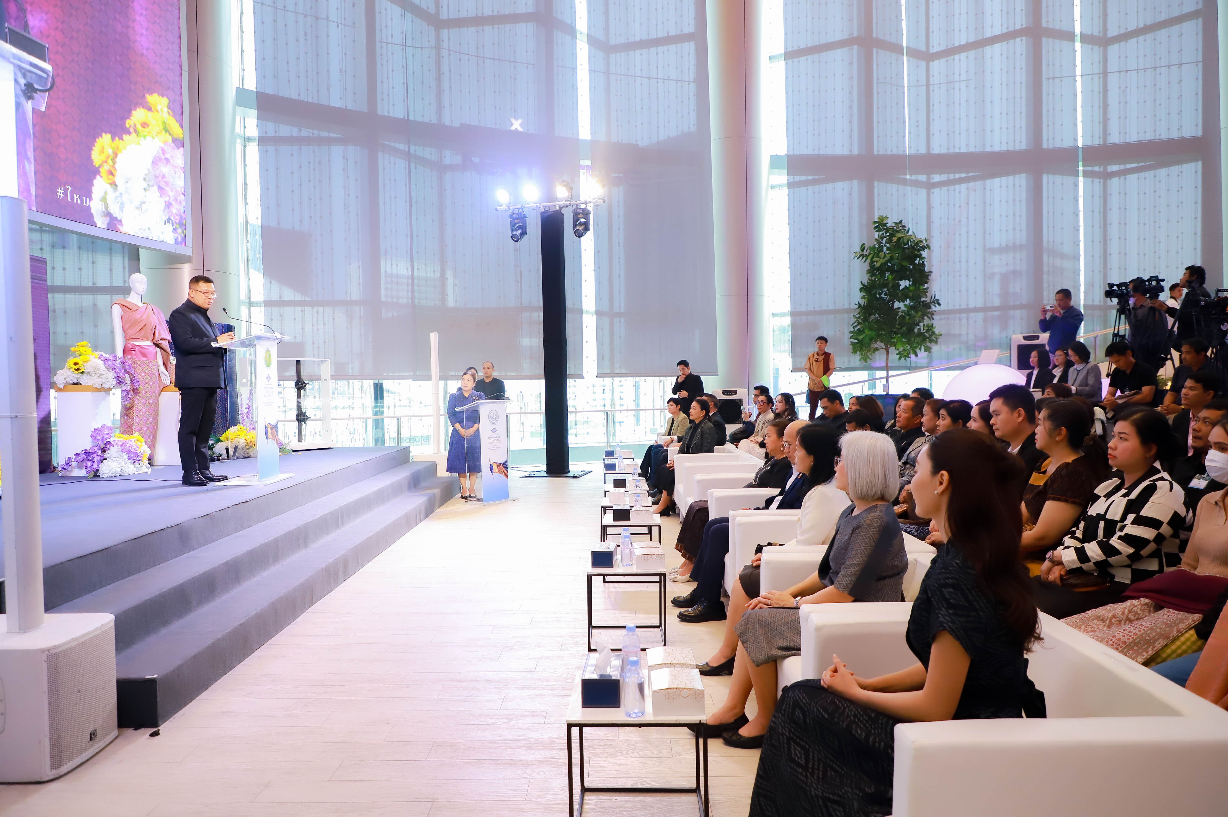 title - ผู้ตรวจราชการ ส.ป.ก. ร่วมพิธีเปิดงานหม่อนไหมสัญจร ณ กรุงเทพมหานครและจังหวัดนนทบุรี ครั้งที่ 3